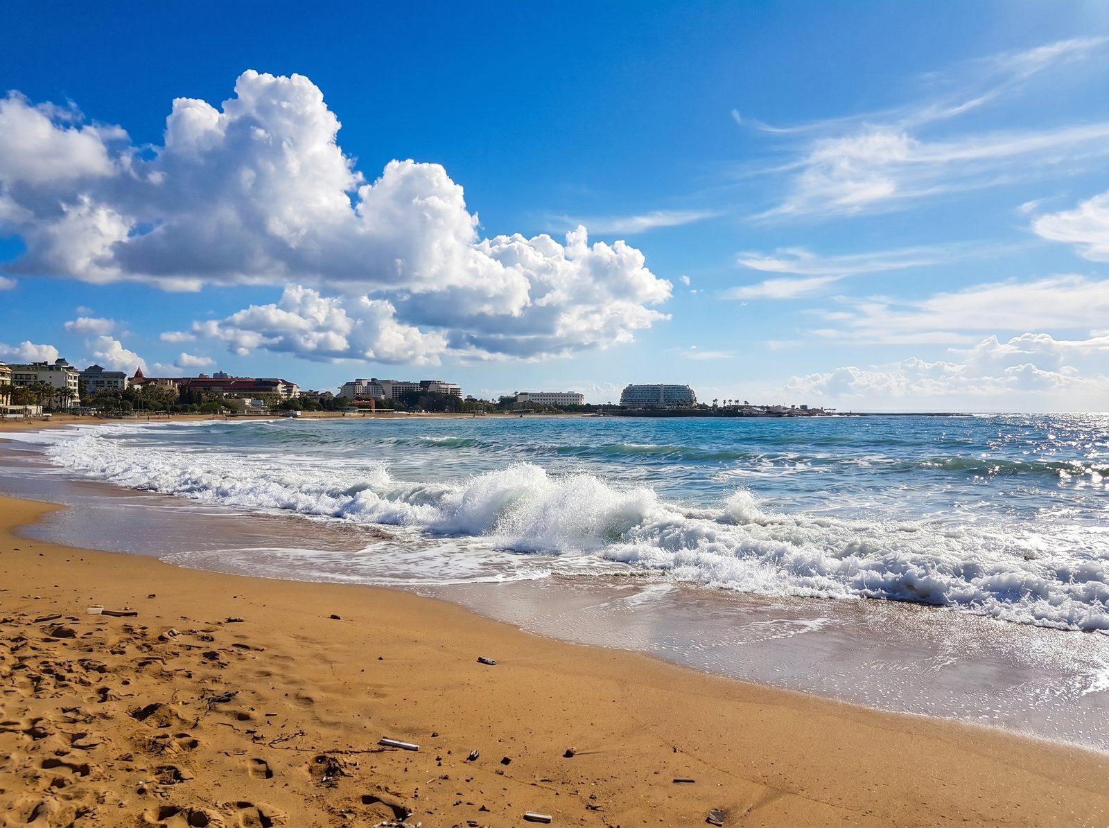 Strand von Avsallar mit Wellen